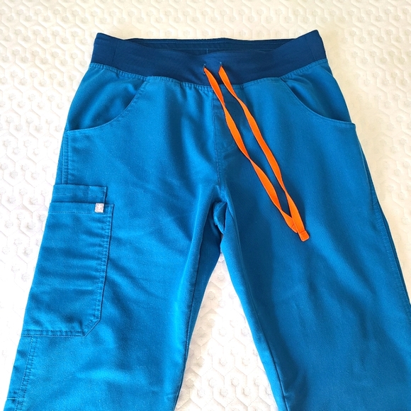 ⛔️SOLD Elsewhere⛔️ FIGS Alps blue scrub set - size S - Picture 6 of 9